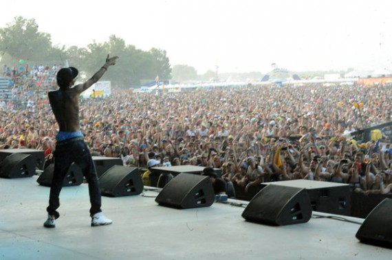wiz-khalifa-air-jordan-vii-cardinal-04 Wiz Khalifa Wearing Air Jordan VII Cardinal @ Bonnaroo 2011