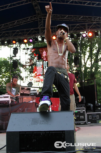 big-sean-wearing-air-jordan-v-grape-00 Big Sean Wearing Air Jordan V Grape On The Rolling Papers Tour