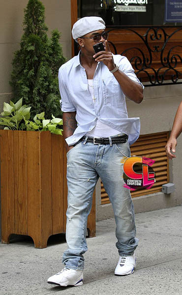 R'n'B artist Ne-Yo picks up a lunchtime snack from Cafe Metro in New York Ne Yo Wearing Air Jordan VII Orlando Magic