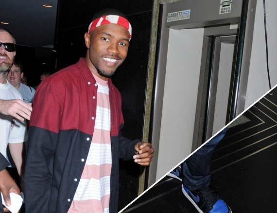 frank-ocean-wears-air-jordan-1-black-royal-jimmy-fallon-performance Frank Ocean Wears Air Jordan 1 Black/Royal for Jimmy Fallon Performance