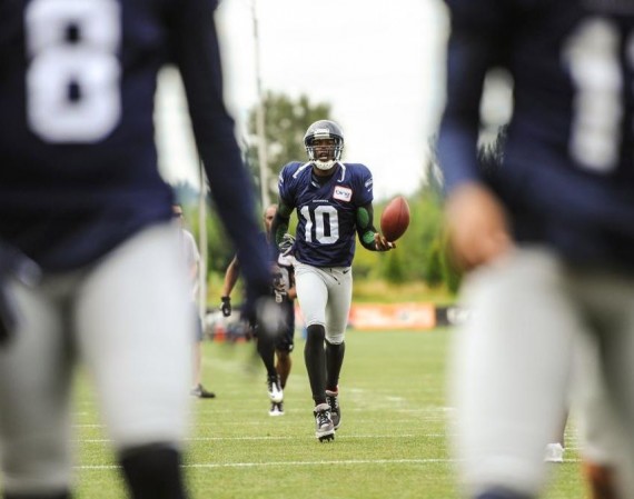 terrell-owens-air-jordan-iii-cleats-02 Terrell Owens Practices in Air Jordan III Black/Cement Cleats